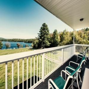 Crescent Lake Inn And Suites Wolfeboro Exterior photo